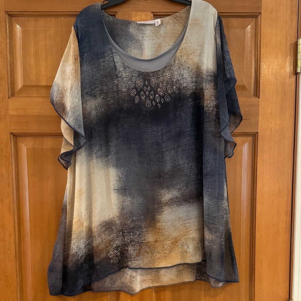 Like New! Women’s size 3X, Dress Barn Tunic in Black, Gray, & Gold, Embellished!